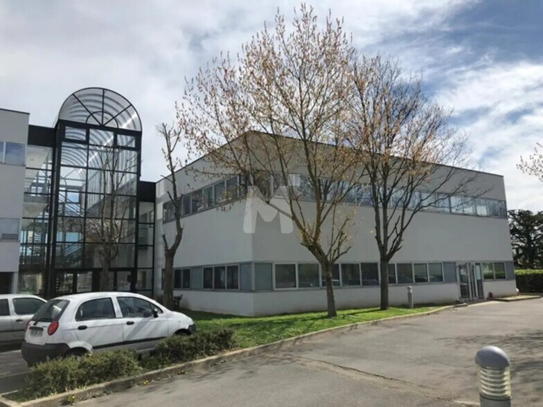 Bureau dans Évry-Courcouronnes à louer - Photo du bâtiment - Image 3 de 11