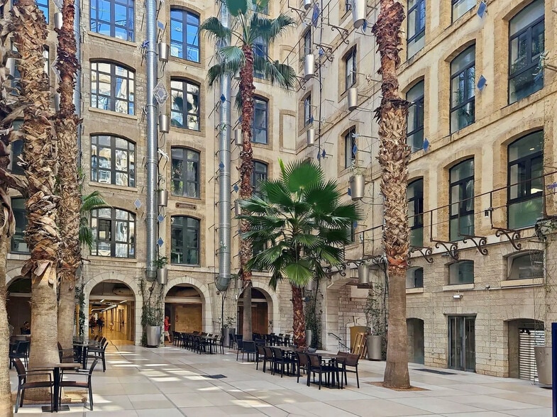 10 Place De La Joliette, Marseille for lease - Building Photo - Image 2 of 2