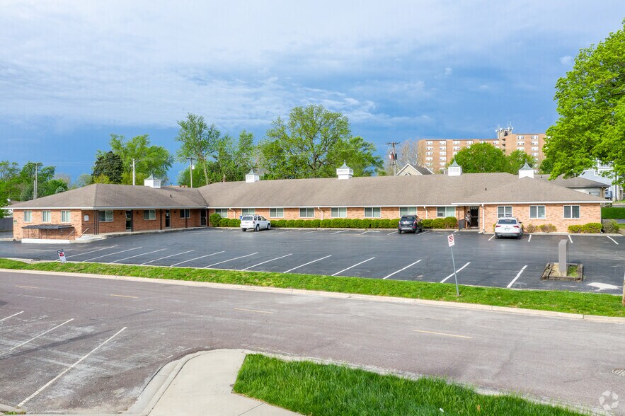 8100 Marty St, Overland Park, KS à louer - Photo du bâtiment - Image 2 de 5