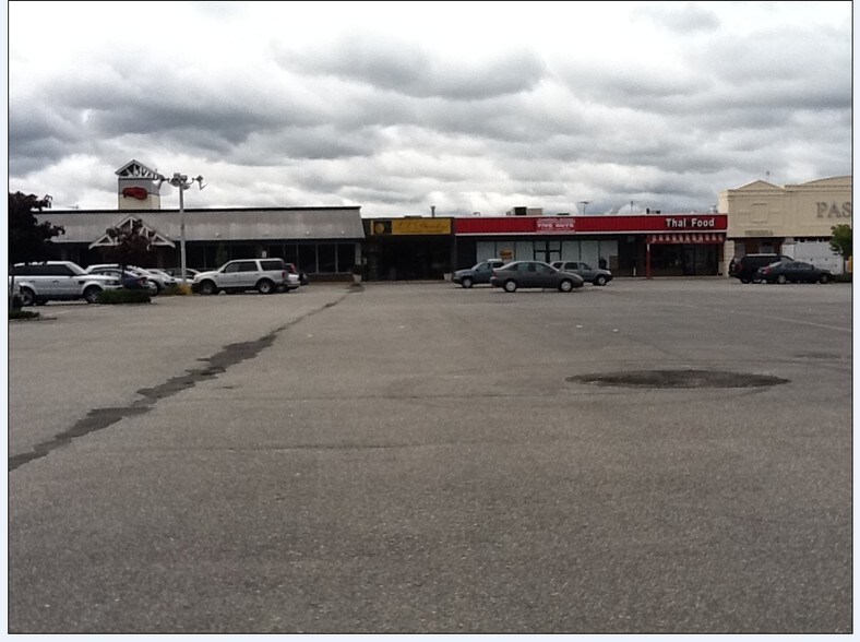 211-235 Old Country Rd, Carle Place, NY à louer - Photo du bâtiment - Image 3 de 9