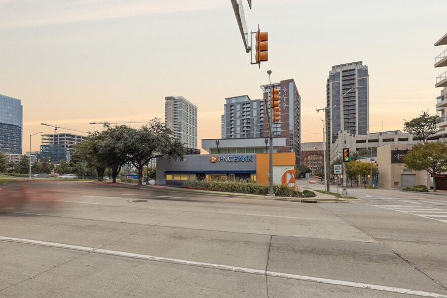 2635 Harry Hines Blvd, Dallas, TX for sale - Building Photo - Image 3 of 11