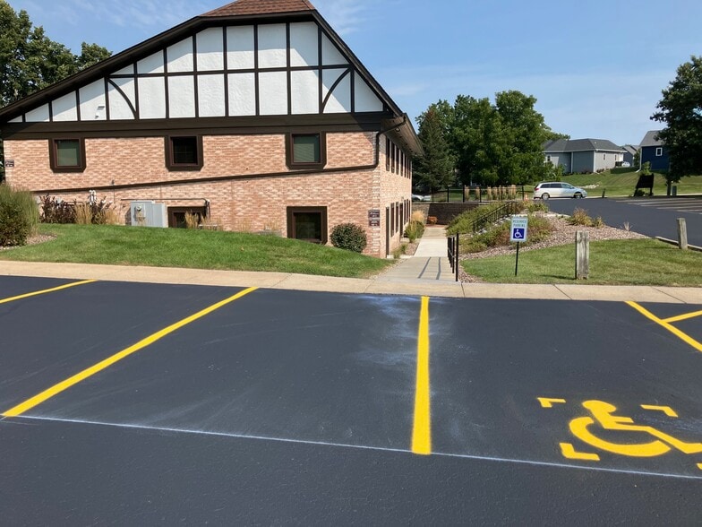 1305 Chestnut St, West Bend, WI for lease - Building Photo - Image 3 of 16