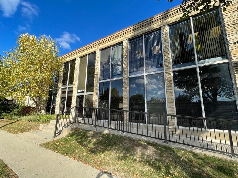 11040 W Bluemound Rd, Wauwatosa, WI à vendre - Photo du bâtiment - Image 2 de 8