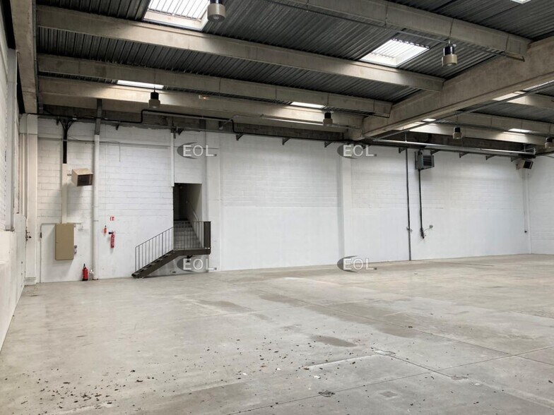 Flex in Palaiseau for lease - Interior Photo - Image 2 of 4