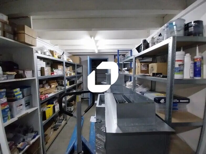 Office in Le Haillan for lease - Interior Photo - Image 2 of 12