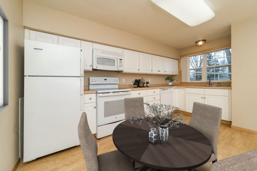 1234 N Broadway, Fergus Falls, MN à vendre - Photo du bâtiment - Image 2 de 18