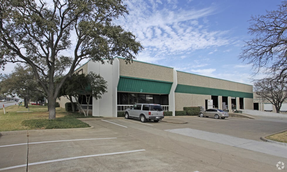 909-913 W Carrier Pky, Grand Prairie, TX for lease - Primary Photo - Image 1 of 3