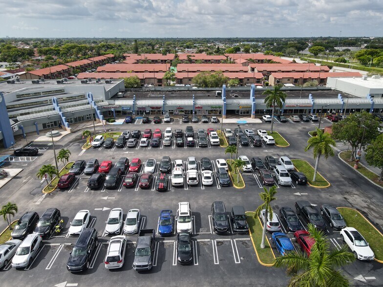 1601-1695 SW 107th Ave, Miami, FL à louer - Photo du bâtiment - Image 2 de 7