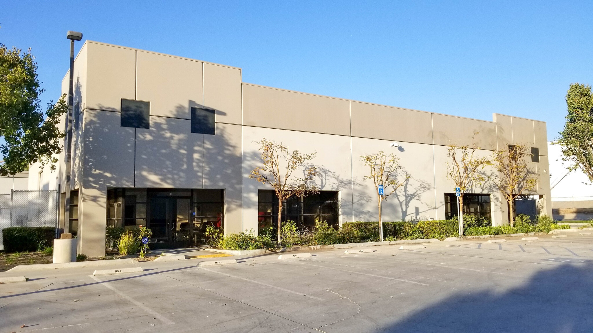 3557 Landco Dr, Bakersfield, CA for lease Building Photo- Image 1 of 3