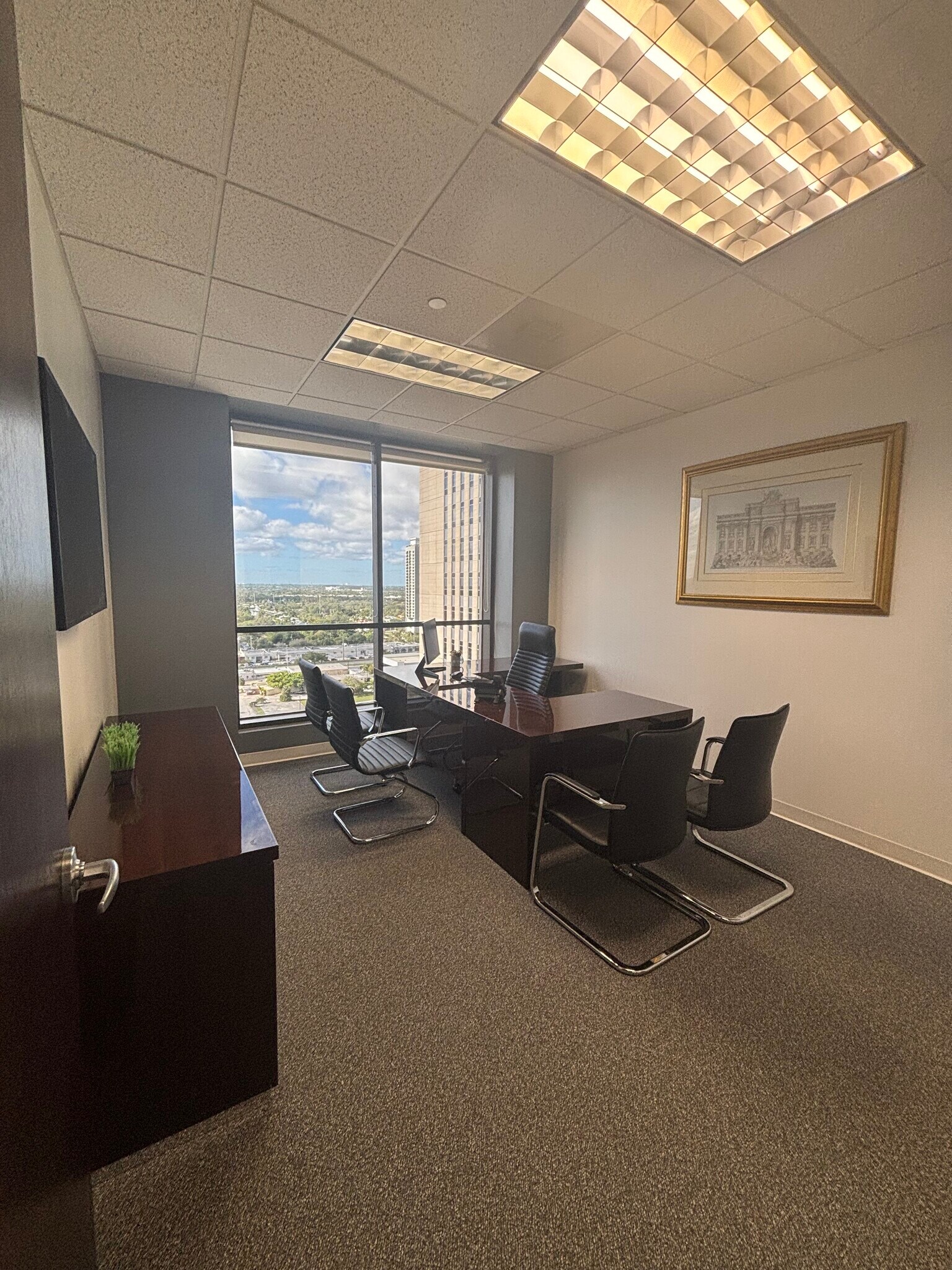 110 SE 6th St, Fort Lauderdale, FL à louer Photo intérieure- Image 1 de 2