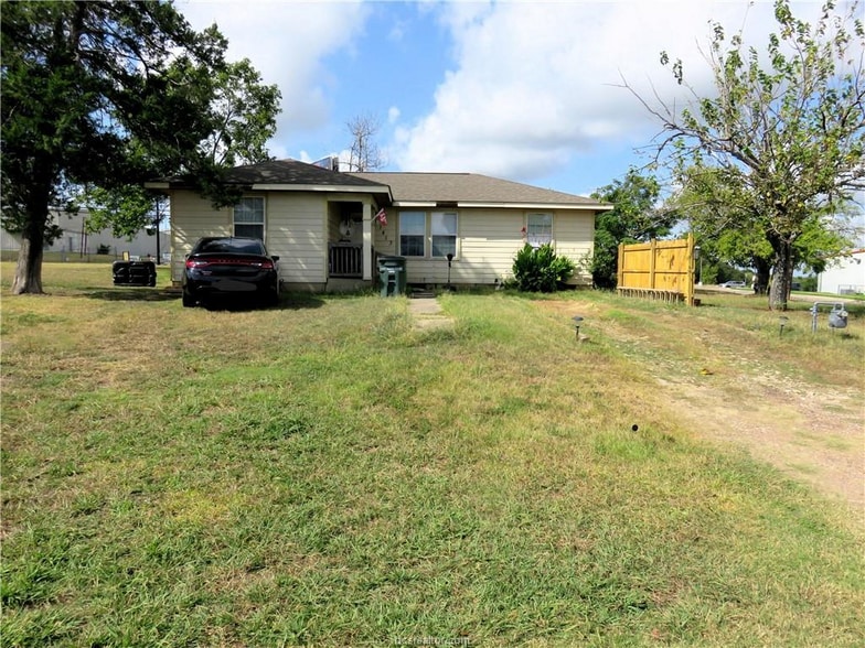 1413 Sandy Point Rd, Bryan, TX à vendre - Photo principale - Image 1 de 4