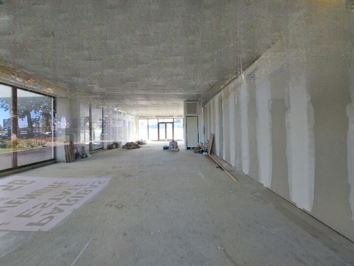Retail in Muret for lease Interior Photo- Image 1 of 5