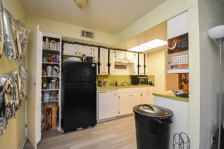 1805 Rosemary Ave, Victoria, TX for sale - Building Photo - Image 3 of 33