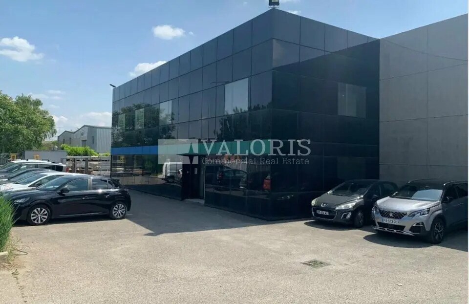 Flex in Vaulx-en-Velin for lease Building Photo- Image 1 of 6