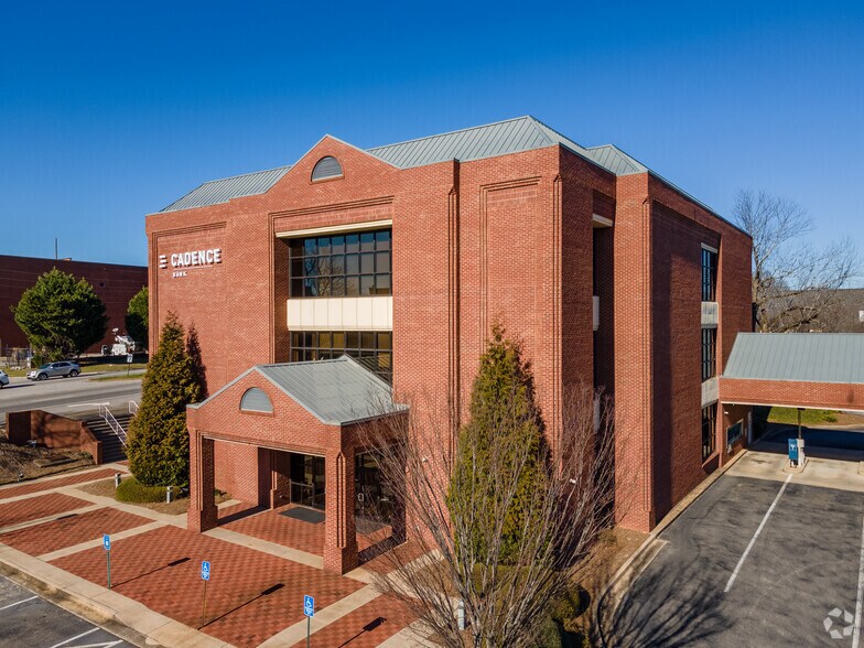 500 Jesse Jewell Pkwy SE, Gainesville, GA à louer - Photo du bâtiment - Image 1 de 7
