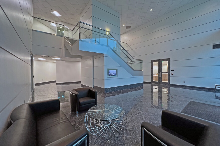 2700 Technology Forest Blvd, The Woodlands, TX for lease - Lobby - Image 3 of 3