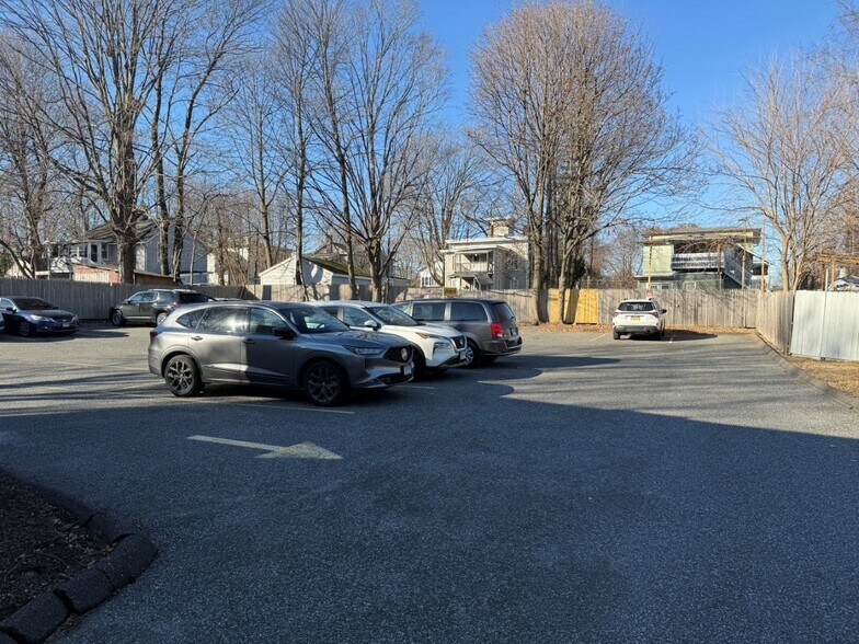 93 West St, Danbury, CT à vendre - Photo du bâtiment - Image 3 de 11