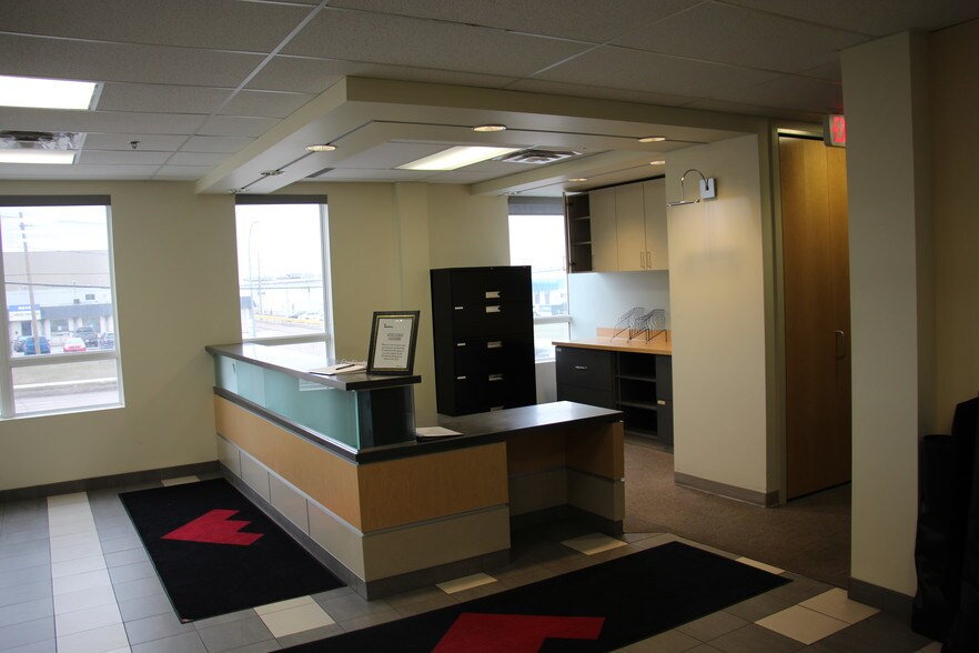 9452 51 Av NW, Edmonton, AB à louer - Photo intérieure - Image 2 de 10