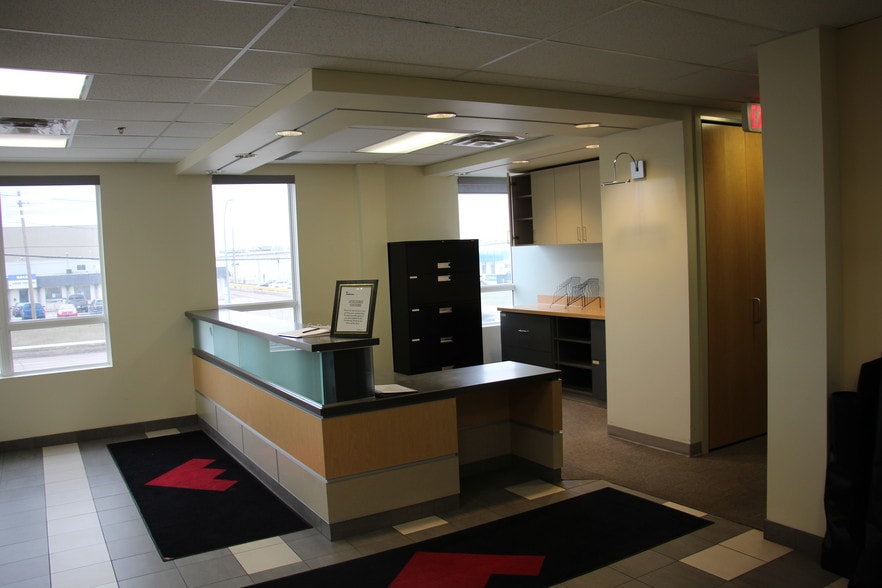 9452 51 Av NW, Edmonton, AB à louer - Photo intérieure - Image 2 de 6