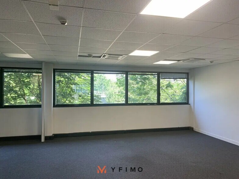 Office in Élancourt for lease - Interior Photo - Image 2 of 4