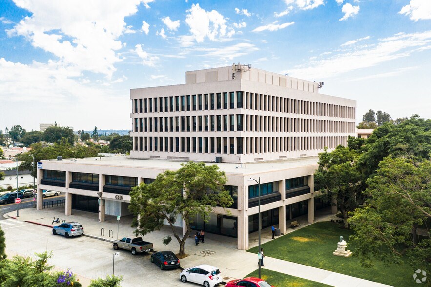 6310 San Vicente Blvd, Los Angeles, CA à louer - Photo du bâtiment - Image 1 de 14