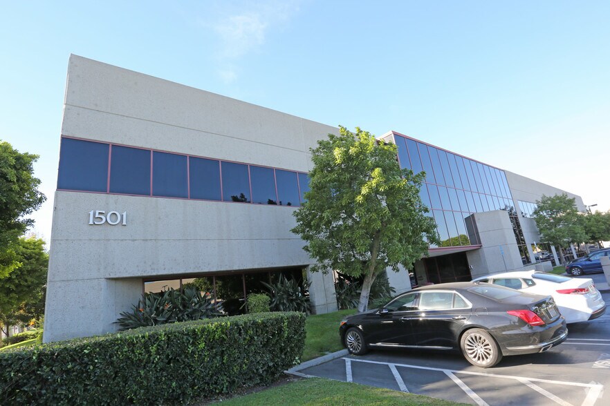 1501 E Orangethorpe Ave, Fullerton, CA à louer - Photo du bâtiment - Image 2 de 13