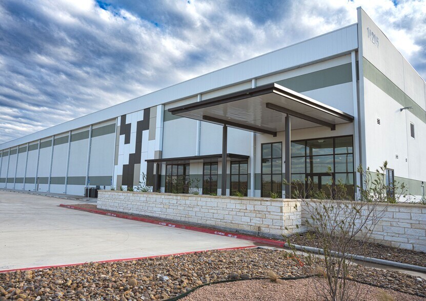 14205 Mercury Dr, Laredo, TX à louer - Photo du bâtiment - Image 2 de 18