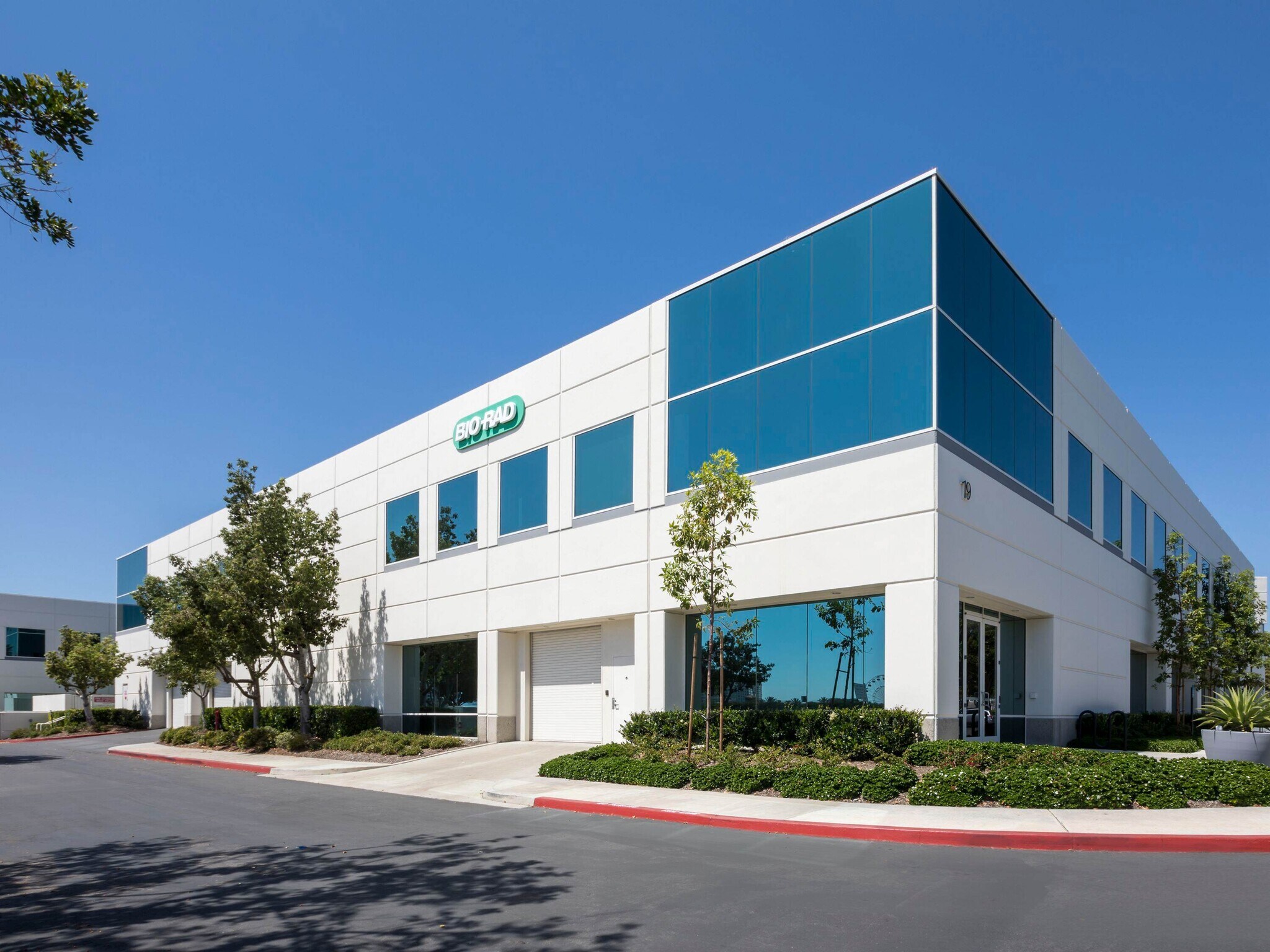 21 Technology Dr, Irvine, CA à louer Photo du bâtiment- Image 1 de 2