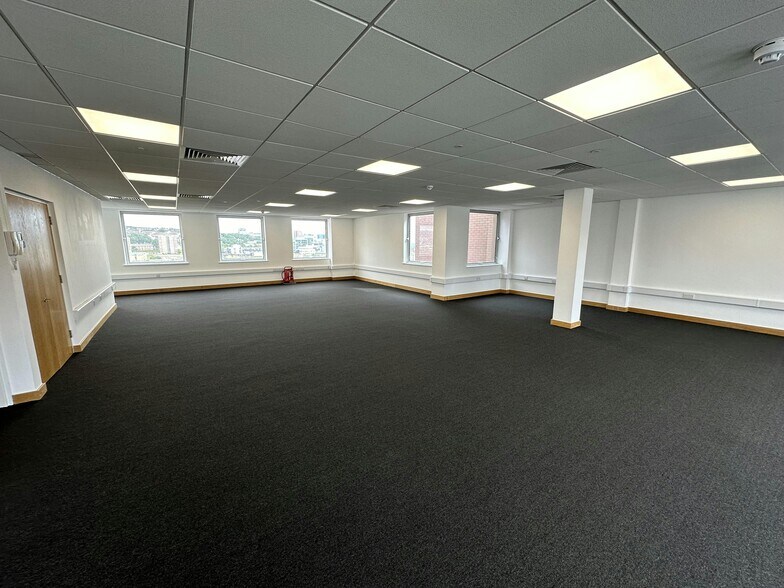 93-94 Queens Rd, Brighton à louer - Photo du bâtiment - Image 2 de 11