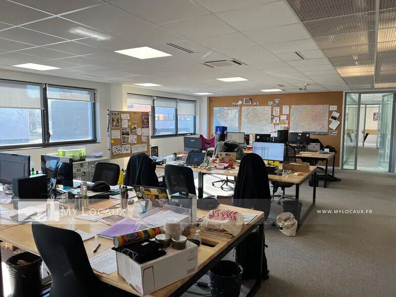 Flex in Romainville for lease - Interior Photo - Image 3 of 8