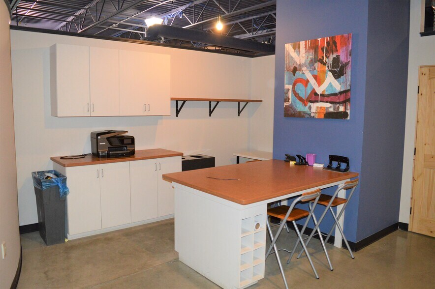 150 Chippewa Rd, Sherwood Park, AB à vendre - Photo du bâtiment - Image 3 de 7