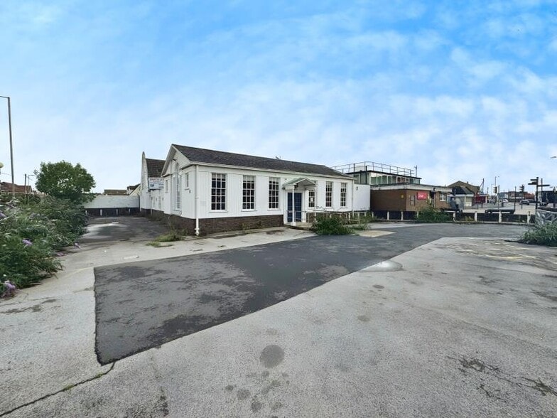1 High St, Canvey Island for lease - Primary Photo - Image 1 of 2
