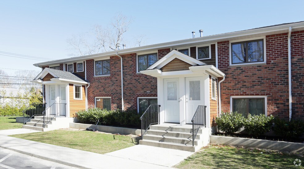 62 Oak St, Westhampton Beach, NY à vendre - Photo du bâtiment - Image 1 de 4