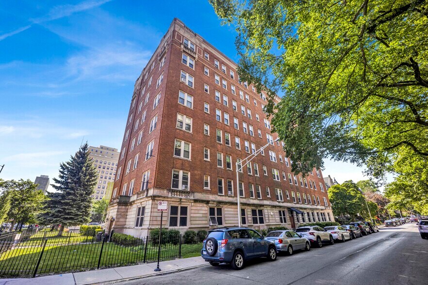 1401 E Hyde Park Blvd, Chicago, IL à vendre - Photo du bâtiment - Image 1 de 31