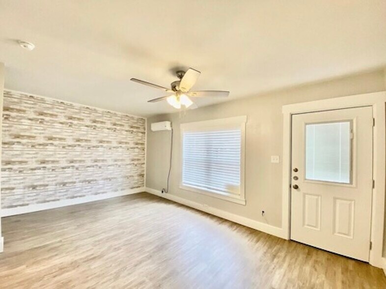 1516-1520 D St, Floresville, TX à vendre - Photo du bâtiment - Image 1 de 10