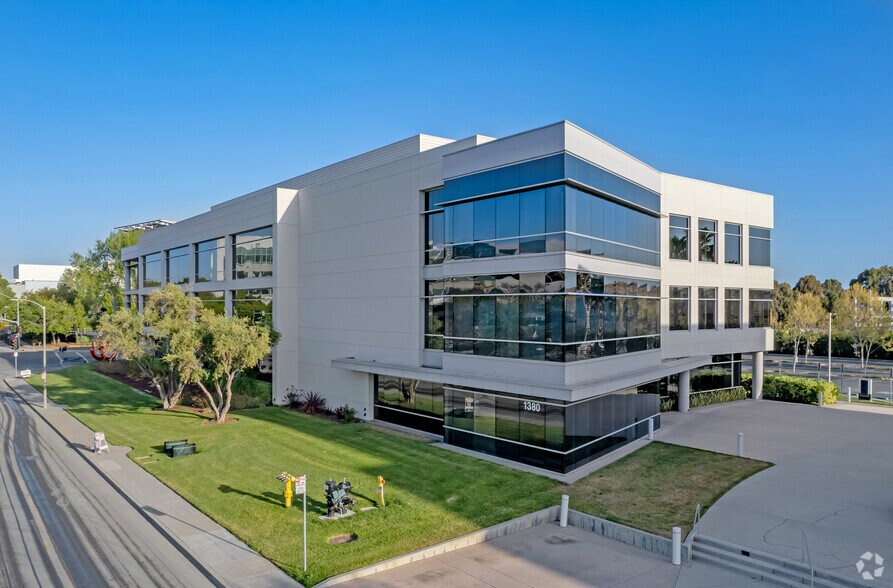 1380 Bordeaux Dr, Sunnyvale, CA à louer - Photo du bâtiment - Image 3 de 5