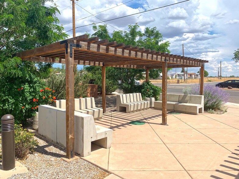 Esplanade Village Retail portefeuille de 2 propriétés à vendre sur LoopNet.ca - Photo du bâtiment - Image 3 de 8