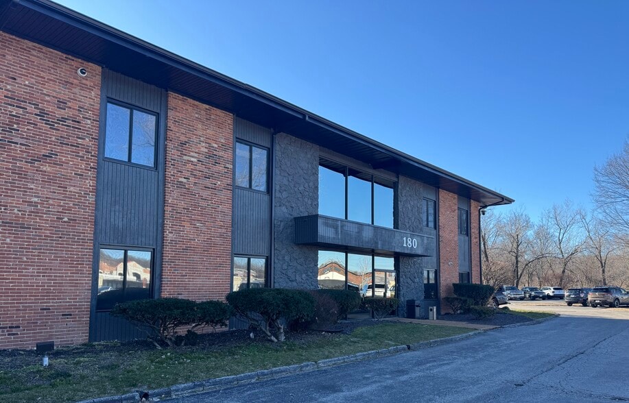 180 S Weidman Rd, Ballwin, MO à vendre - Photo du bâtiment - Image 2 de 6