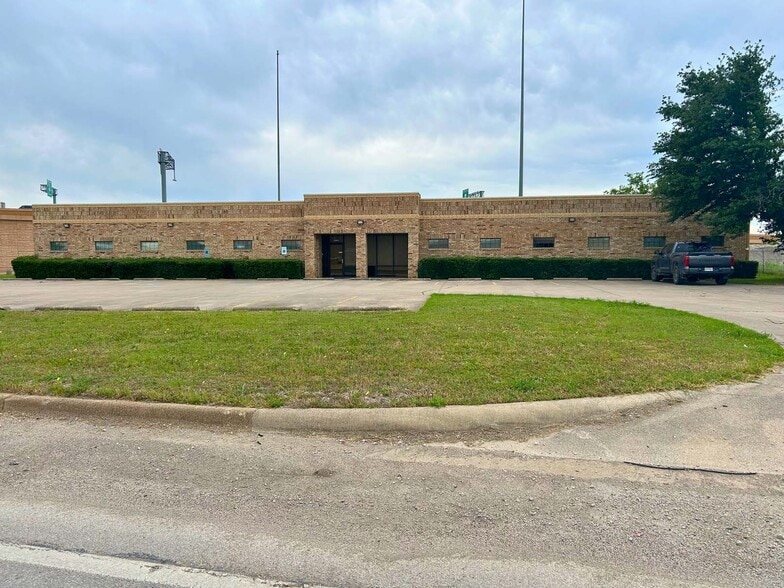2462 E Long Ave, Fort Worth, TX for lease - Primary Photo - Image 2 of 3
