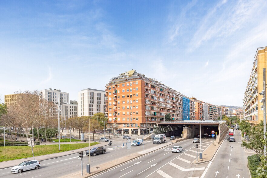 Immeuble residentiel dans Barcelone, Barcelona à vendre - Photo du bâtiment - Image 3 de 3