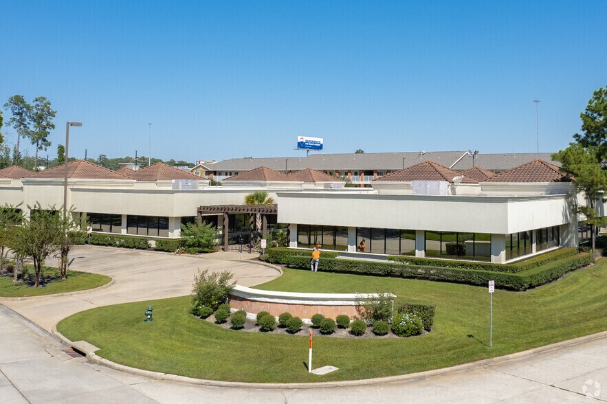 200 Valleywood Dr, Spring, TX à louer - Photo du bâtiment - Image 2 de 8