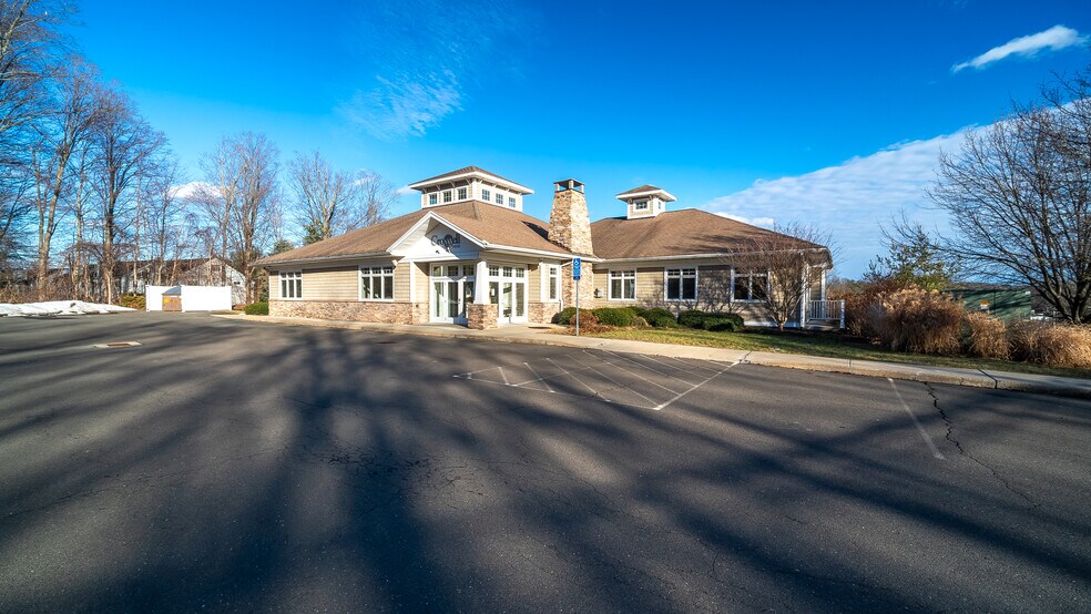 30 Country Squire Dr, Cromwell, CT à vendre - Photo du bâtiment - Image 2 de 51