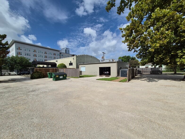 2020 N Memorial Way, Houston, TX à vendre - Photo du bâtiment - Image 3 de 14