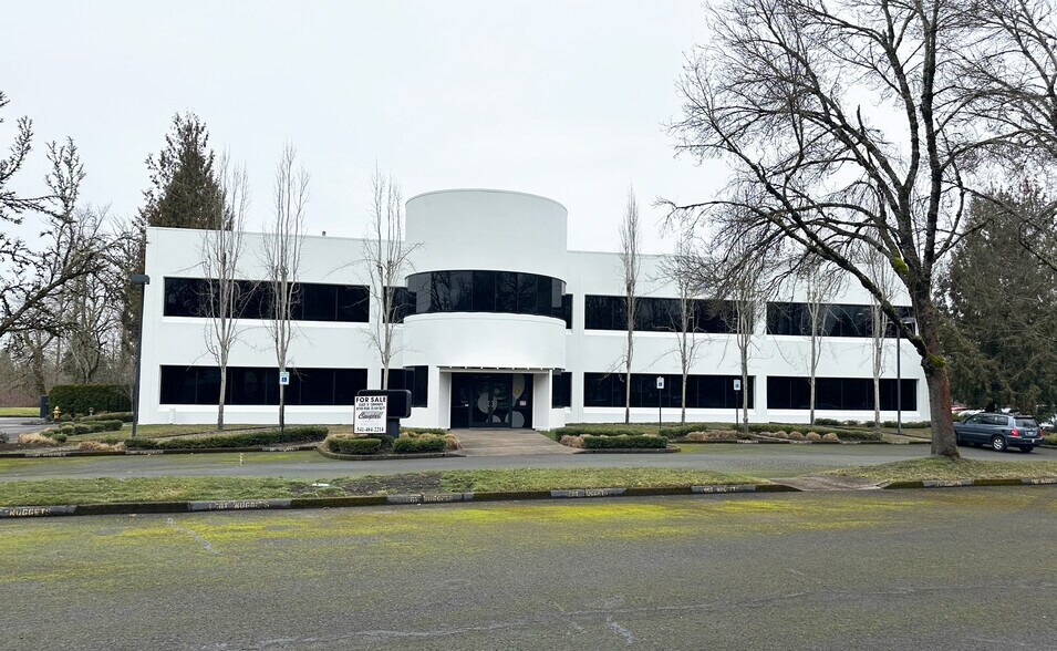 1550 Valley River Dr, Eugene, OR à louer - Photo du bâtiment - Image 3 de 12