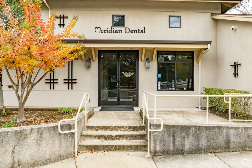 742 Arnold Dr, Martinez, CA à louer - Photo du bâtiment - Image 2 de 3