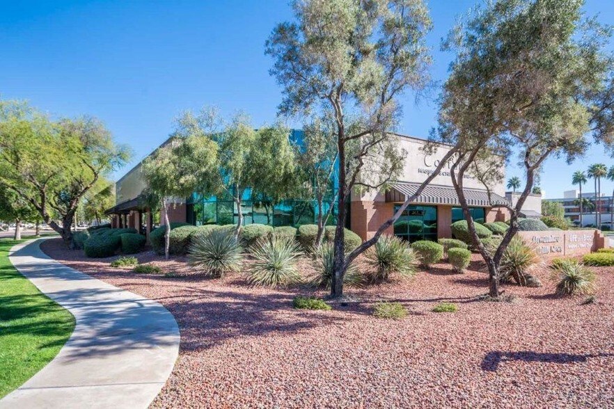 10631 S 51st St, Phoenix, AZ à louer - Photo du bâtiment - Image 3 de 9