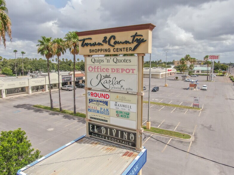Town & Country Shopping Center portefeuille de 2 propriétés à vendre sur LoopNet.ca - Photo du bâtiment - Image 3 de 13
