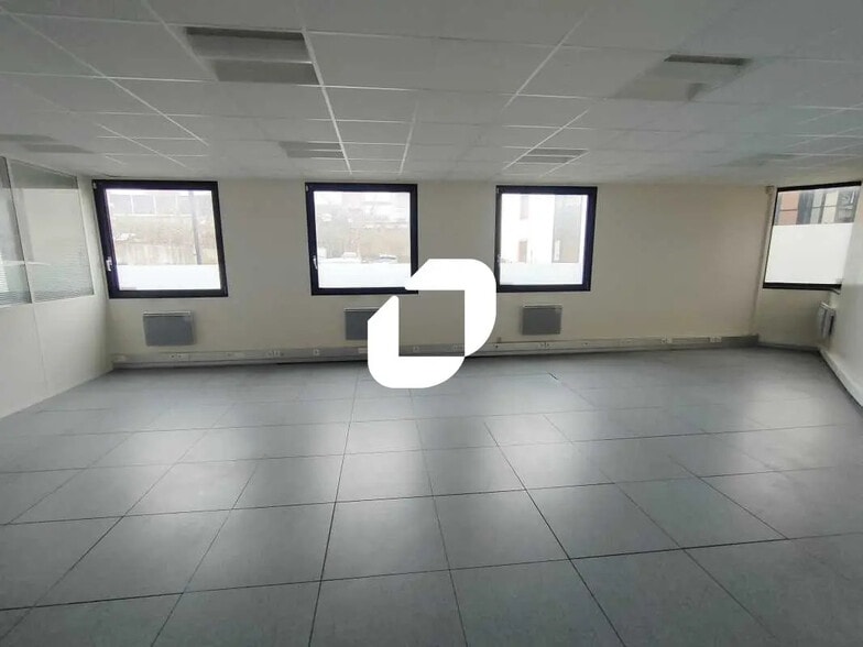 3 Bis Rue Du Petit Robinson, Jouy-en-Josas for lease - Interior Photo - Image 2 of 10