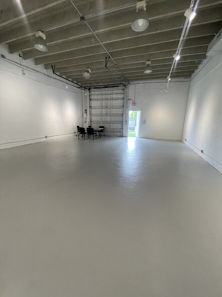 676 NW 23rd St, Miami, FL for lease - Building Photo - Image 3 of 21