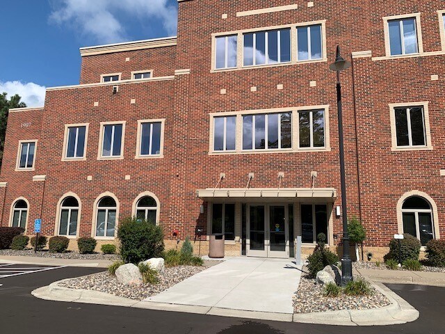 Plus de détails pour 1907 E Wayzata Blvd, Wayzata, MN - Bureau à louer